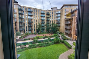 Standard Apartment, 2 Bedrooms, Balcony | Egyptian cotton sheets, premium bedding, iron/ironing board - Apartment Wharf – Water Gardens (London)