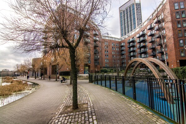 Apartment, 2 Bedrooms | Egyptian cotton sheets, premium bedding, iron/ironing board - Apartment Wharf – Water Gardens (London)