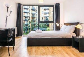 Standard Apartment, 2 Bedrooms, Balcony | Egyptian cotton sheets, premium bedding, iron/ironing board - Apartment Wharf – Water Gardens (London)