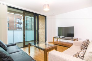 Apartamento, 1 habitación, balcón | Sala de estar | Una televisión de pantalla plana