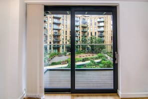 Standard Apartment, 2 Bedrooms, Balcony | Balcony - Apartment Wharf – Water Gardens (London)