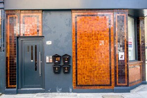 Premium Studio, 1 Double Bed | Egyptian cotton sheets, iron/ironing board, free cribs/infant beds