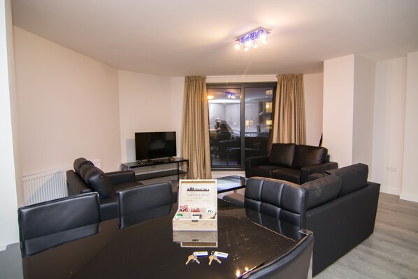 Comfort Apartment, 2 Bedrooms, Balcony | Living room | Flat-screen TV