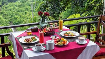 Daily cooked-to-order breakfast (IDR 100000 per person)