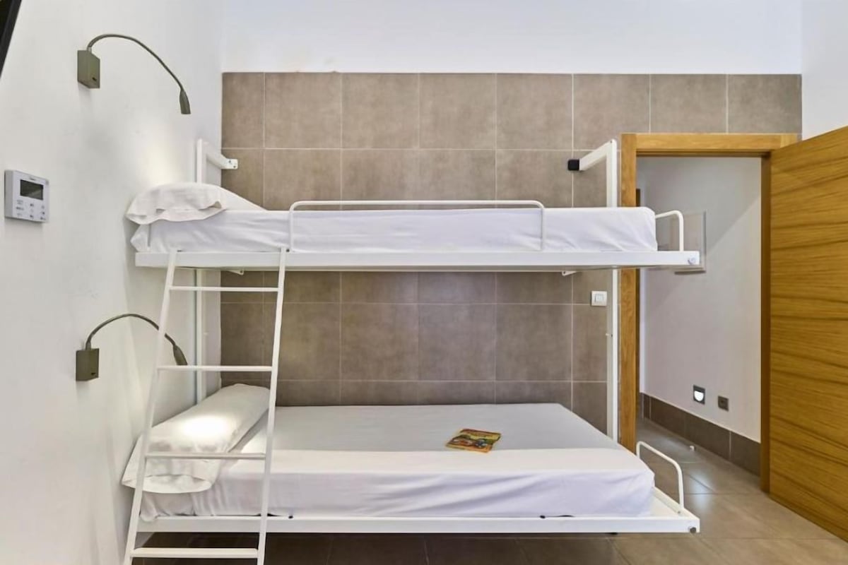 Double Room, Non Smoking, Shared Bathroom | 1 bedroom, desk, blackout drapes, soundproofing