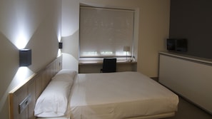 1 slaapkamer, een bureau, verduisterende gordijnen, geluiddichte muren