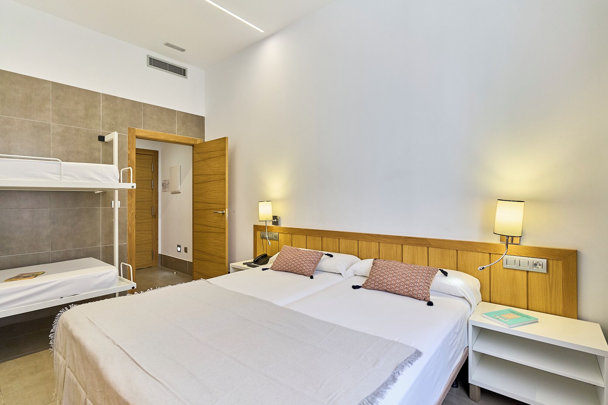 Quadruple Room | 1 bedroom, desk, blackout drapes, soundproofing