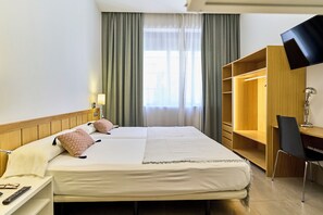 Quadruple Room | 1 bedroom, desk, blackout drapes, soundproofing - The Book Factory Hostel by gaiarooms (Valladolid)