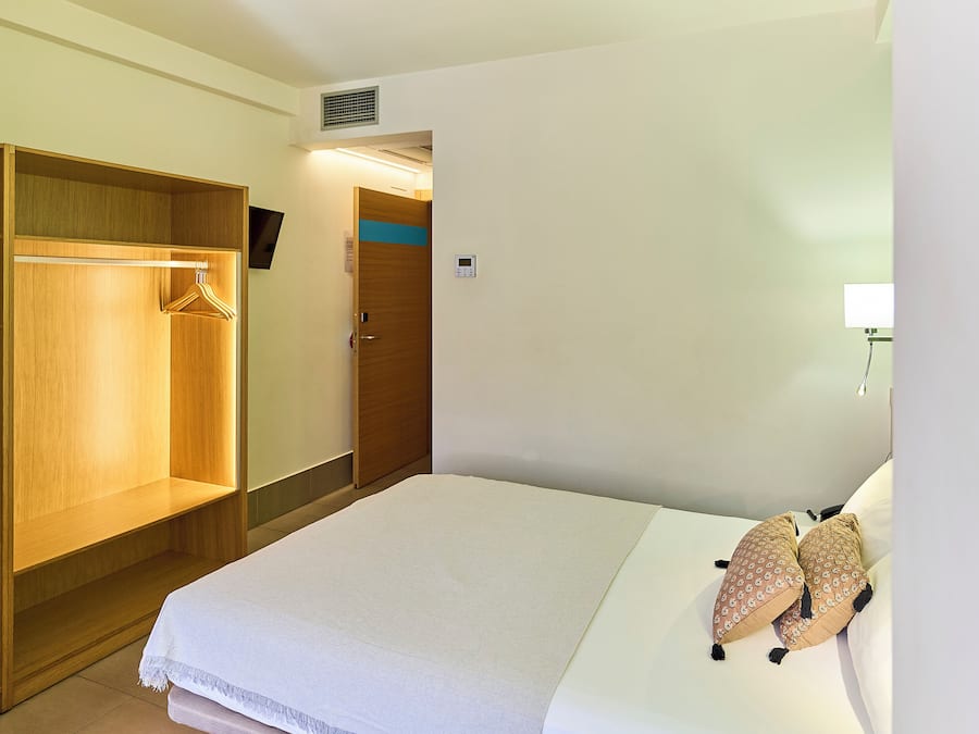 Standard Triple Room | 1 bedroom, desk, blackout drapes, soundproofing