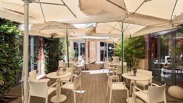 供應早餐、午餐、晚餐;地中海菜;室外用餐