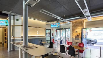 Serveert ontbijt, lunch, diner, Mediterrane gerechten, buitendiner