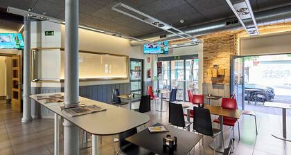 The Book Factory Hostel by gaiarooms