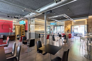 Kahvaltı, öğle yemeği sunulur, Akdeniz mutfağı, açık havada yemek