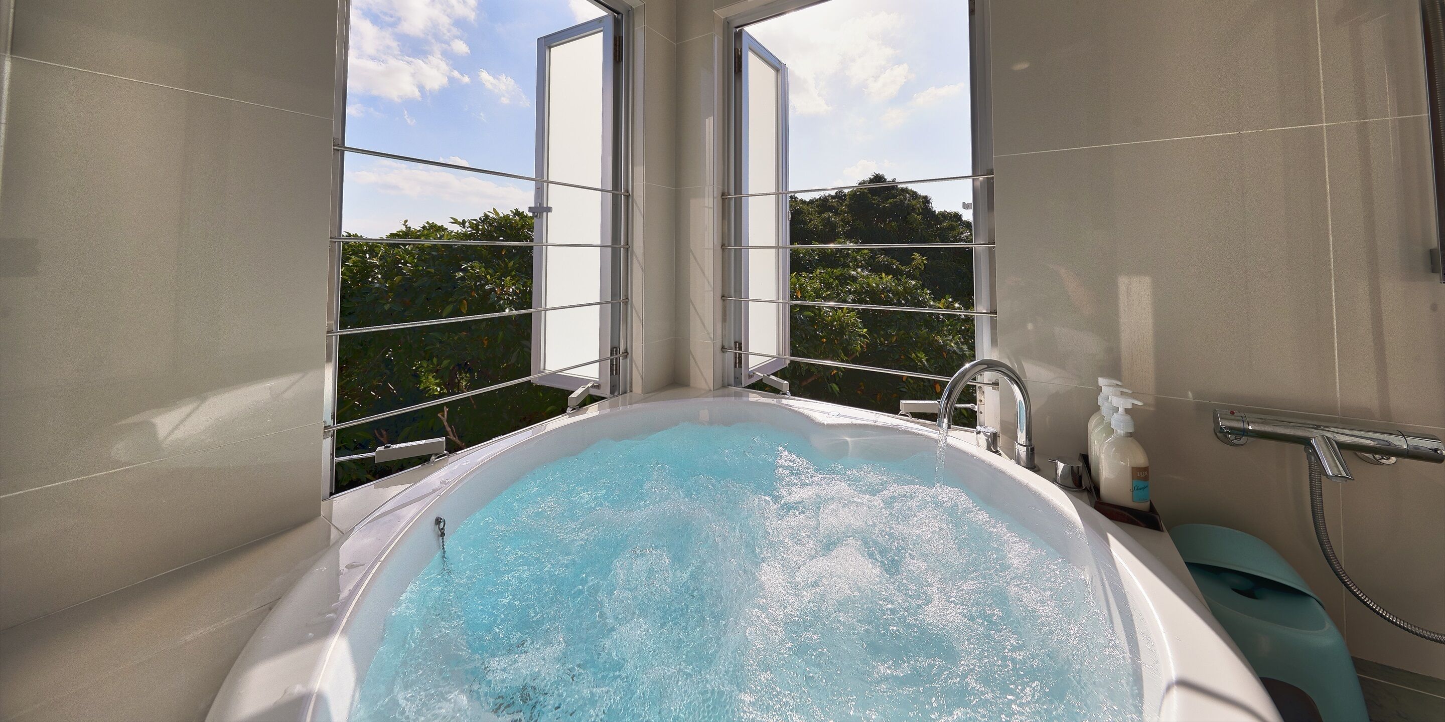 separate bathtub and shower, jetted bath, free toiletries, hair dryer