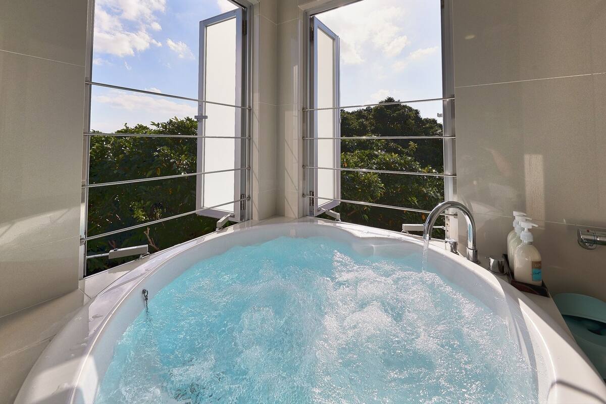 separate bathtub and shower, jetted bath, free toiletries, hair dryer