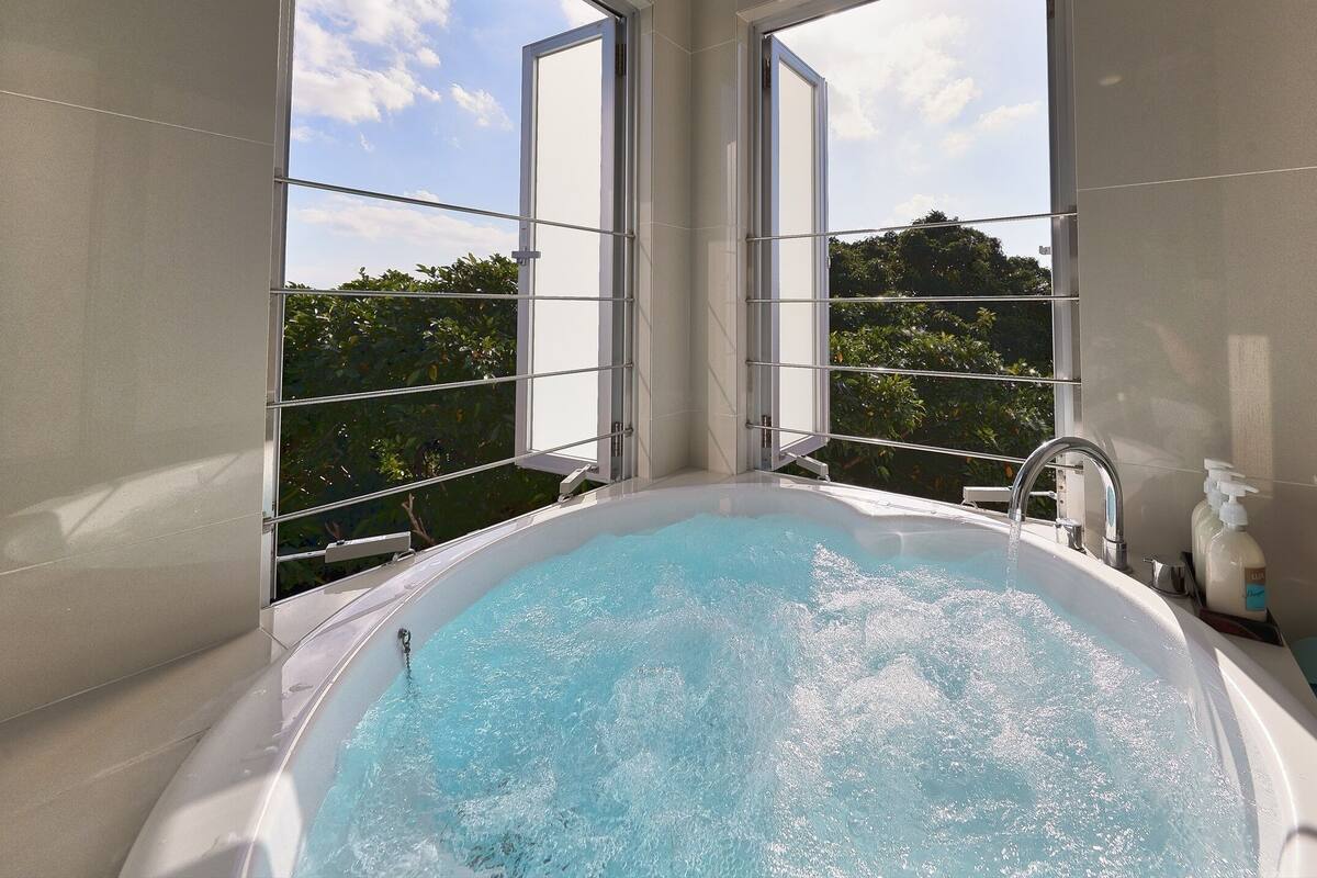 Badewanne und Dusche (separat), Whirlpool, kostenlose Toilettenartikel