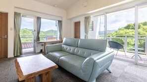 Quarto duplo premium, vista para a montanha | Individualmente decorados, escrivaninha
