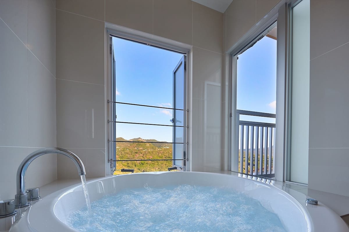 superior room | jetted bathtub