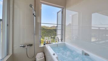 Jetted bathtub