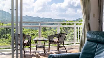 Premium Twin Room | Individually decorated, desk, laptop workspace, blackout drapes