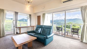 Premium Twin Room | Individually decorated, desk, laptop workspace, blackout drapes