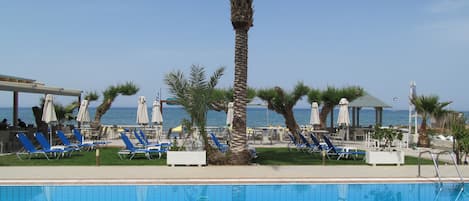 Piscine extérieure, parasols de plage, chaises longues