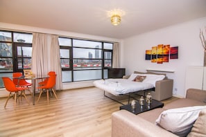 Interior detail - Apartment Wharf – Meridian Place (London)