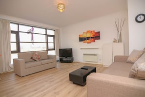Standard-Apartment, 2 Schlafzimmer, Flussblick | Wohnzimmer | Flachbildfernseher