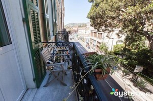 Ropa de cama de alta calidad y minibar 