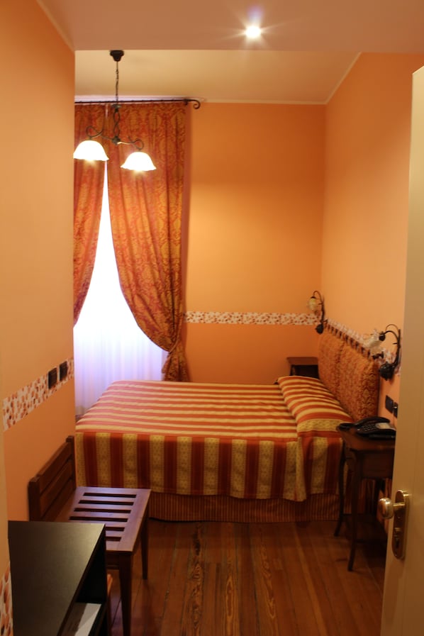 A bedroom with a bed, a desk, and a chair. - Hotel Belle Epoque (Sanremo)