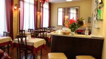 TĂ€gliches FrĂŒhstĂŒcksbuffet (10 EUR pro Person)