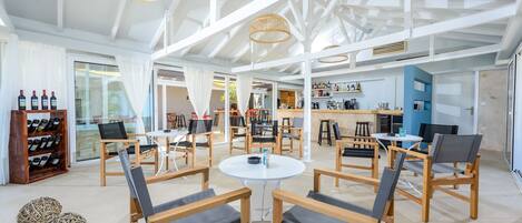 Ein großzügiges, modernes Interieur mit hohen Decken, Holzmöbeln und einer Bar.