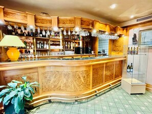 2 bars/lounges
