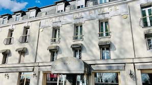 A building with the sign "HOTEL DU RIVAGE" indicating a hotel. - Hôtel du Rivage (Gien)