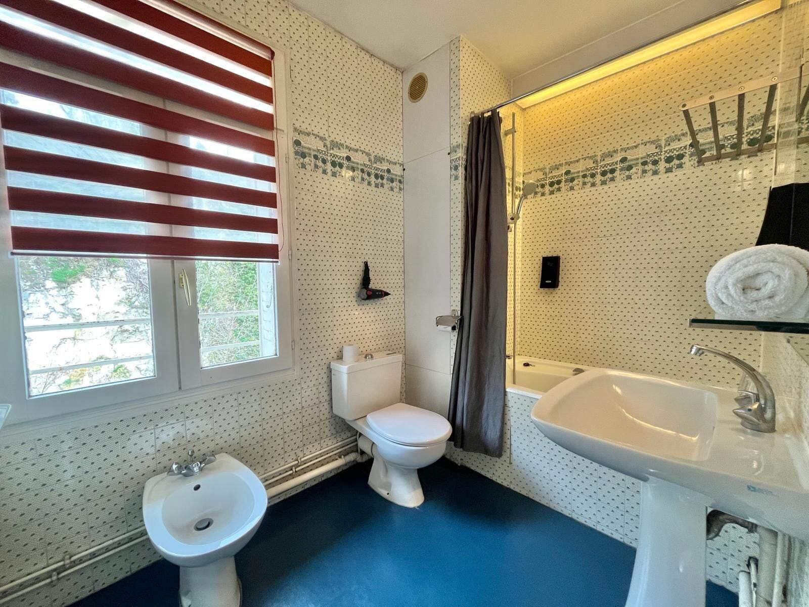 classic double room, 1 bedroom, non smoking, courtyard view | bathroom | free toiletries, hair dryer, towels