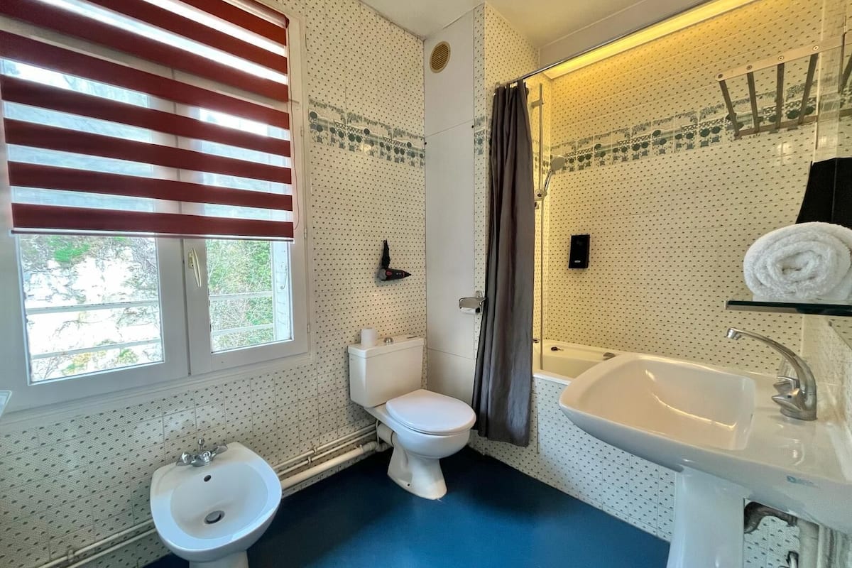 classic double room, 1 bedroom, non smoking, courtyard view | bathroom | free toiletries, hair dryer, towels