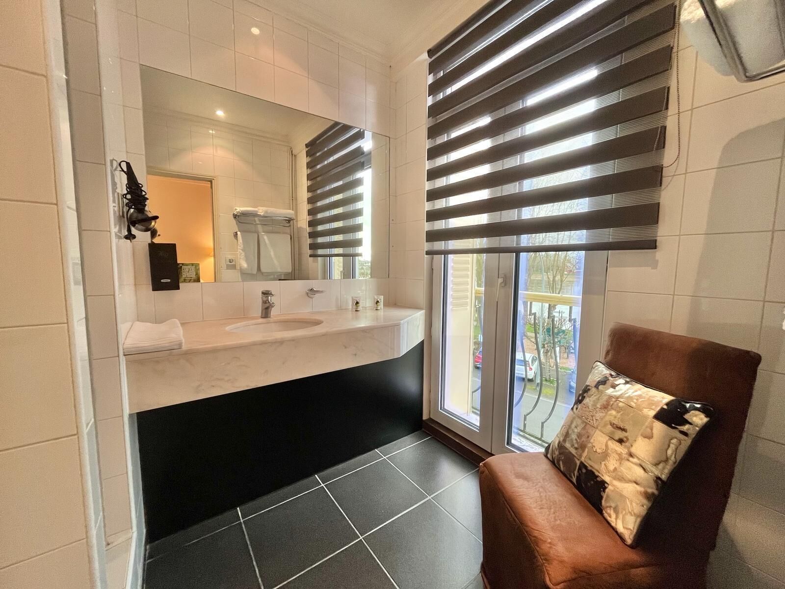 comfort double room, 1 bedroom, non smoking, river view | bathroom | free toiletries, hair dryer, towels