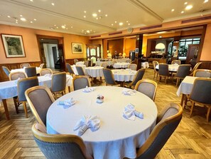 Daily buffet breakfast for a fee - Hôtel du Rivage (Gien)
