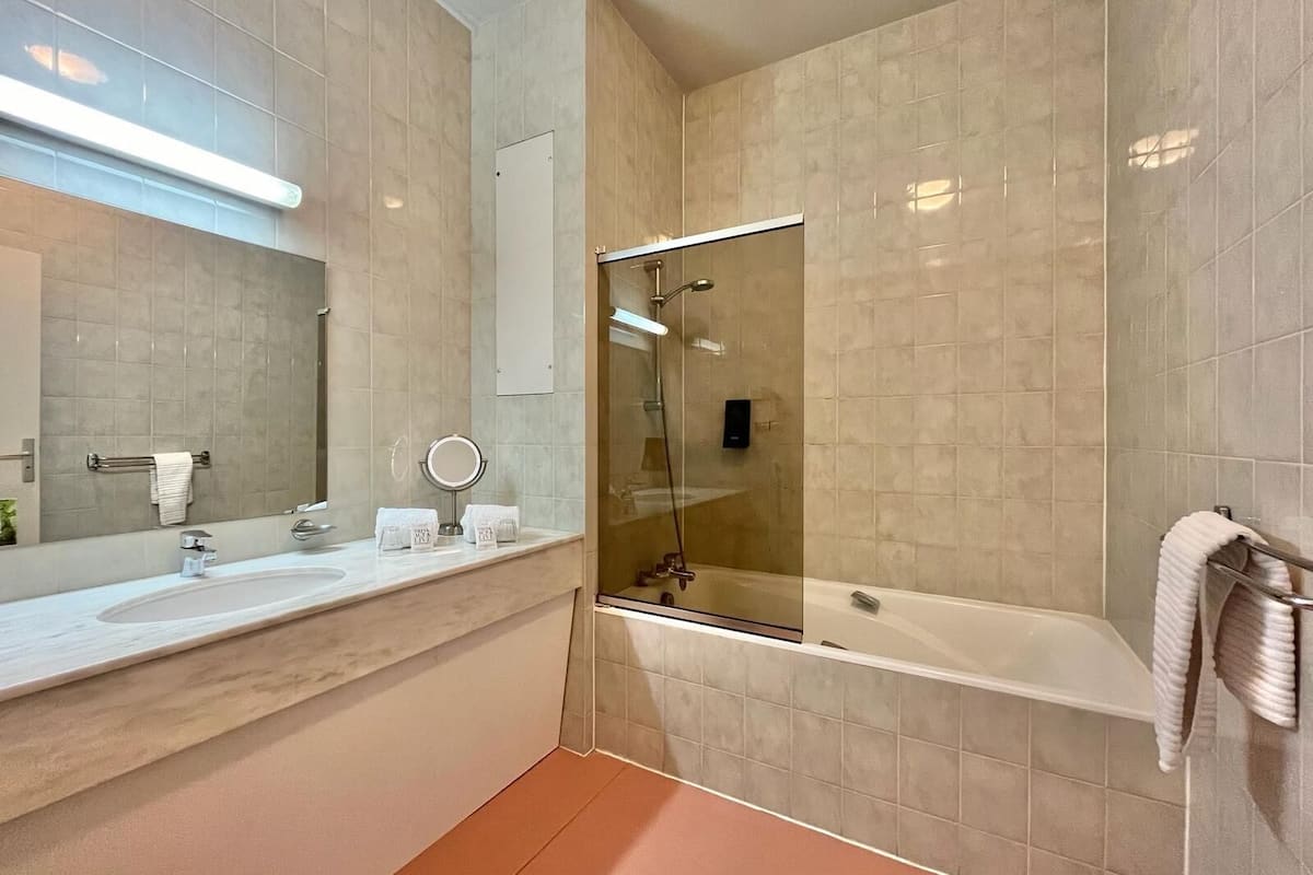 classic suite, 1 bedroom, bathtub, river view | bathroom | free toiletries, hair dryer, towels