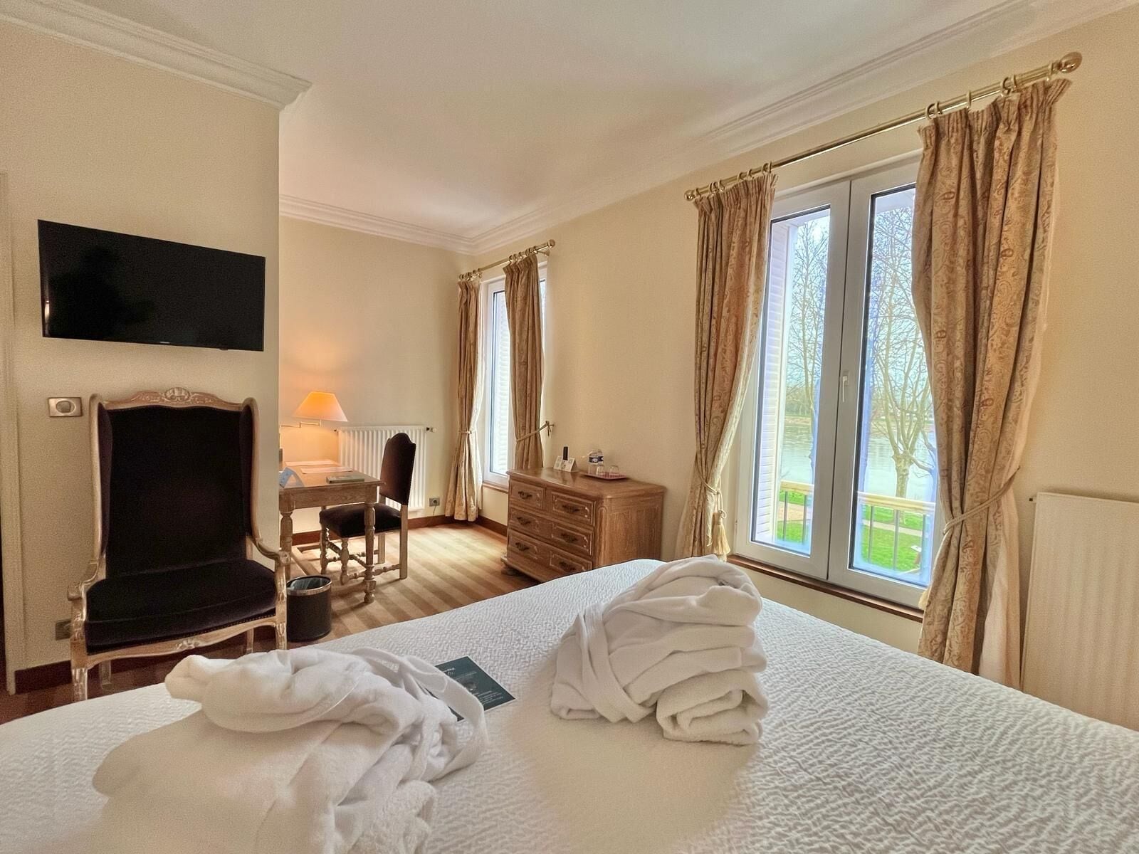 classic suite, 1 bedroom, bathtub, river view | premium bedding, in-room safe, individually decorated, desk