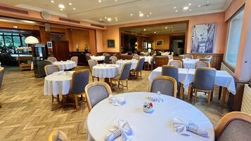 Daily buffet breakfast (EUR 13.50 per person)