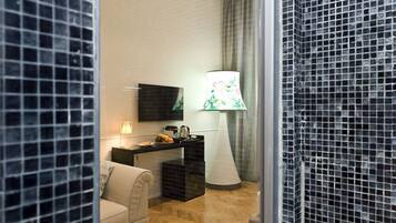 Shower, rainfall showerhead, free toiletries, hair dryer