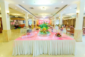 2 restaurants; breakfast, lunch and dinner served  - Saigon Kim Lien Hotel Vinh (Vinh)