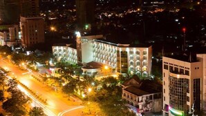 Un hotel con un patio central, varias alas y una torre destacada.