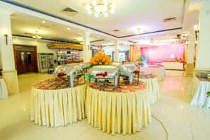 2 restaurantes; se sirven desayunos, almuerzos y cenas