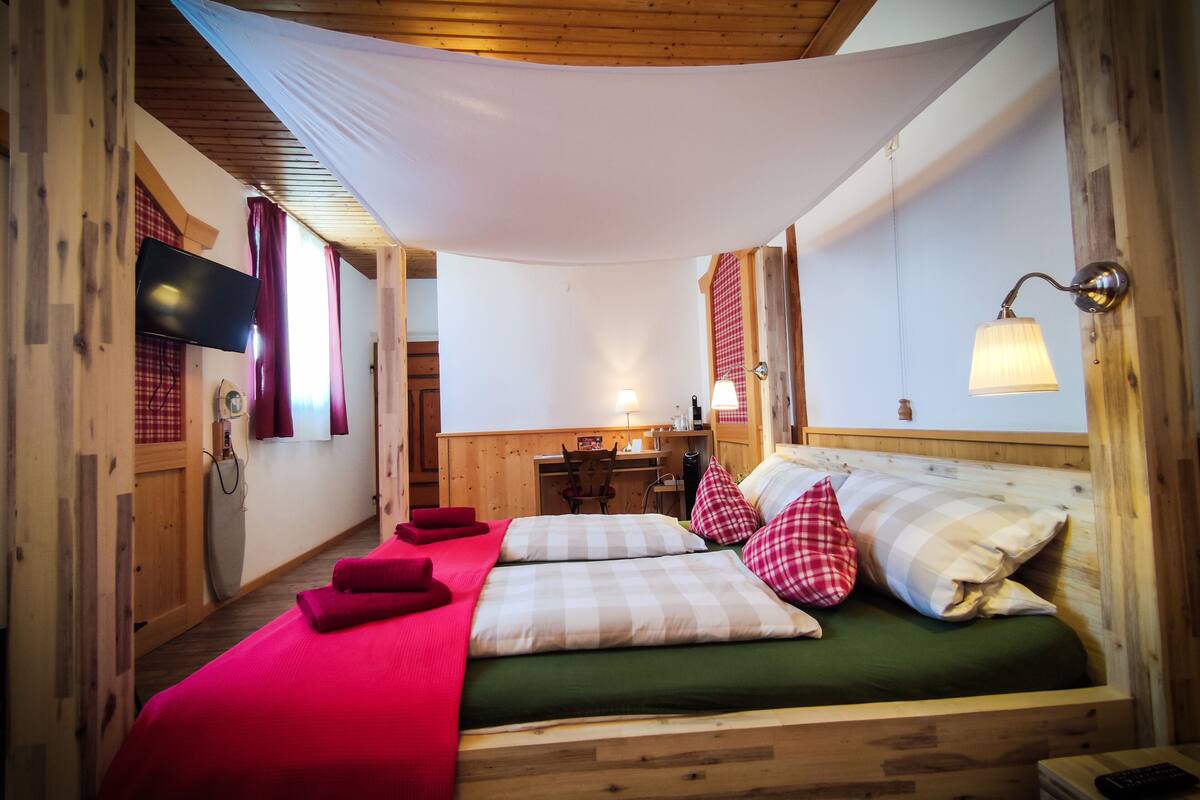 comfort room, multiple beds | minibar, in-room safe, desk, laptop workspace