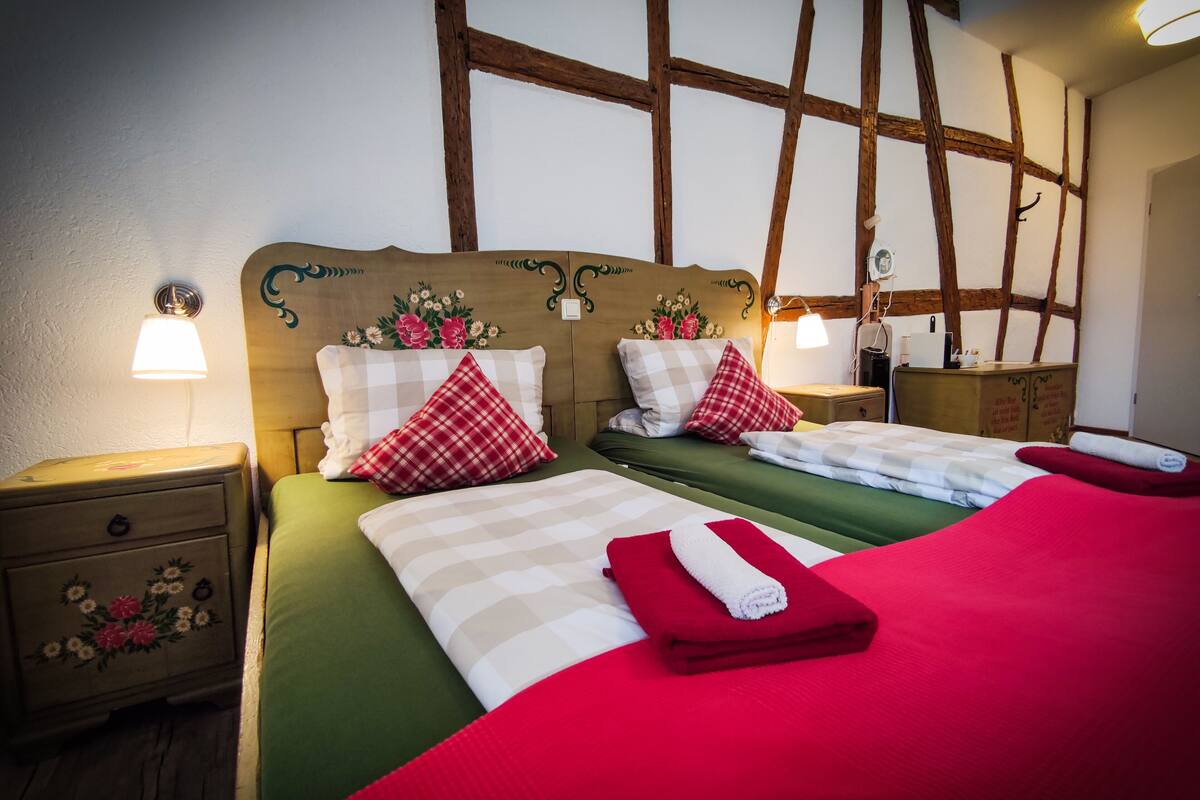 comfort room, 1 king bed | minibar, in-room safe, desk, laptop workspace