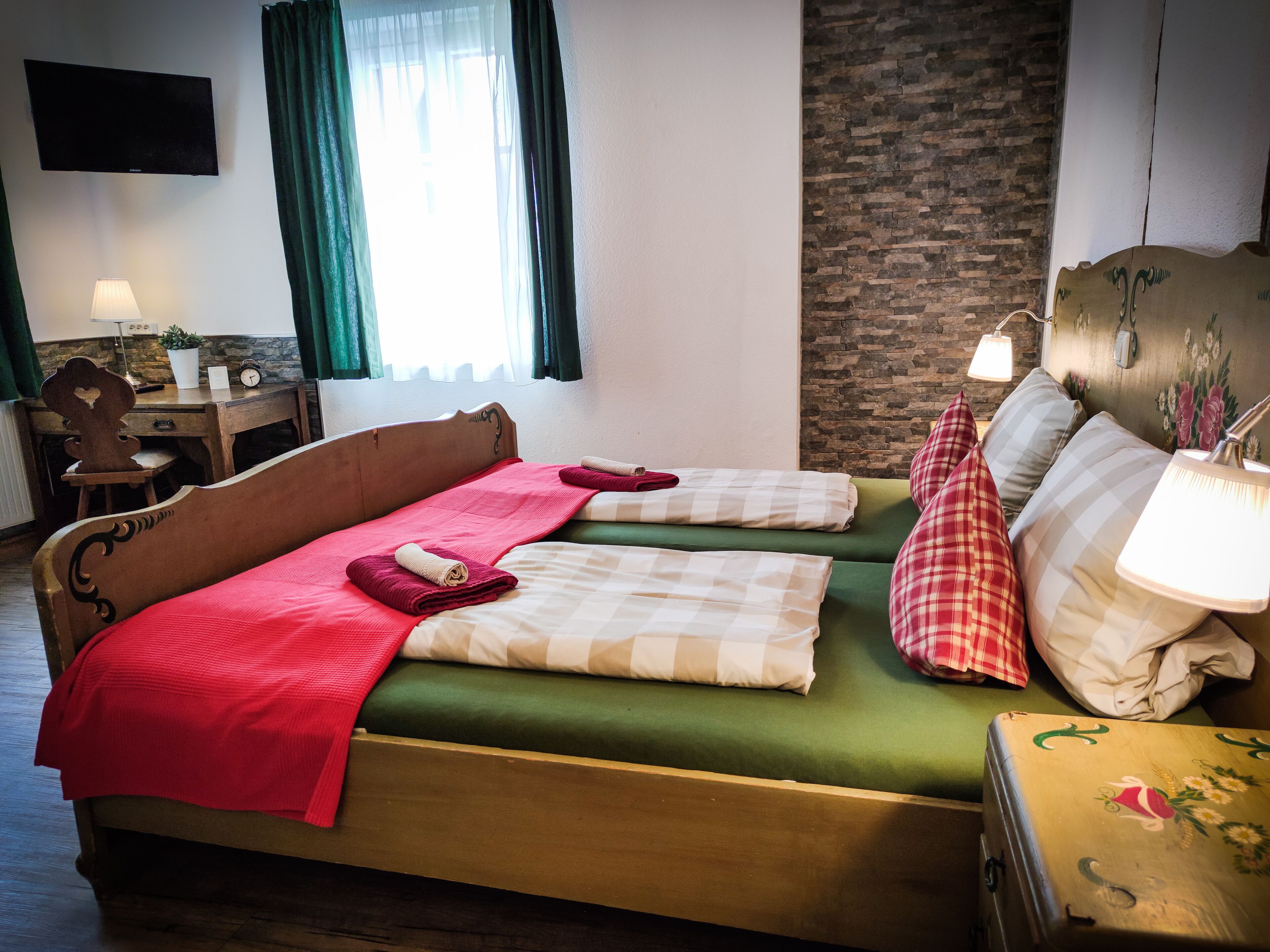 Comfort Room, 1 King Bed | Minibar, in-room safe, desk, laptop workspace