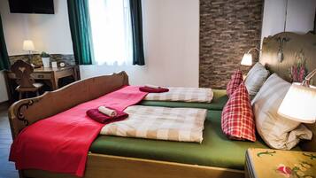 Comfort Room, 1 King Bed | Minibar, in-room safe, desk, laptop workspace