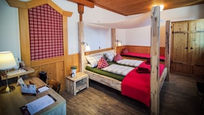 A wooden room with a bed, a desk, and a wardrobe. - Hotel Landgasthof Sonne (Mahlberg)